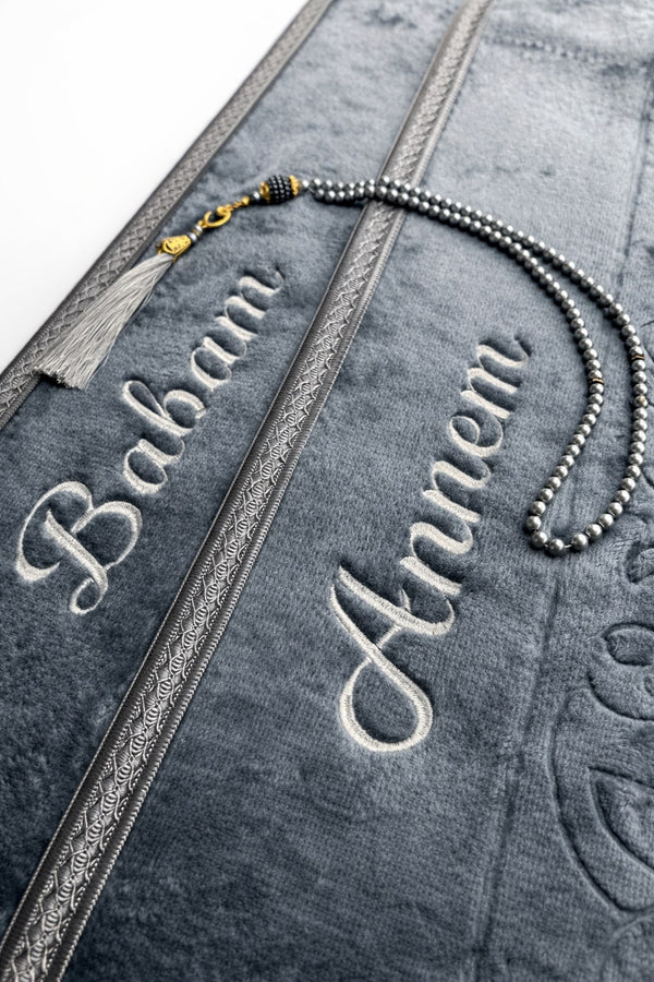 Personalisierter Gebetsteppich – Hellgrau · Geschenk für Mama & Baba und deine Liebsten